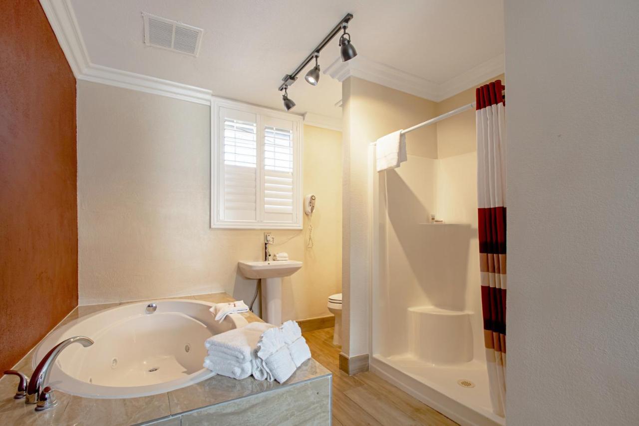 Red Roof Inn & Suites Monterey Ngoại thất bức ảnh