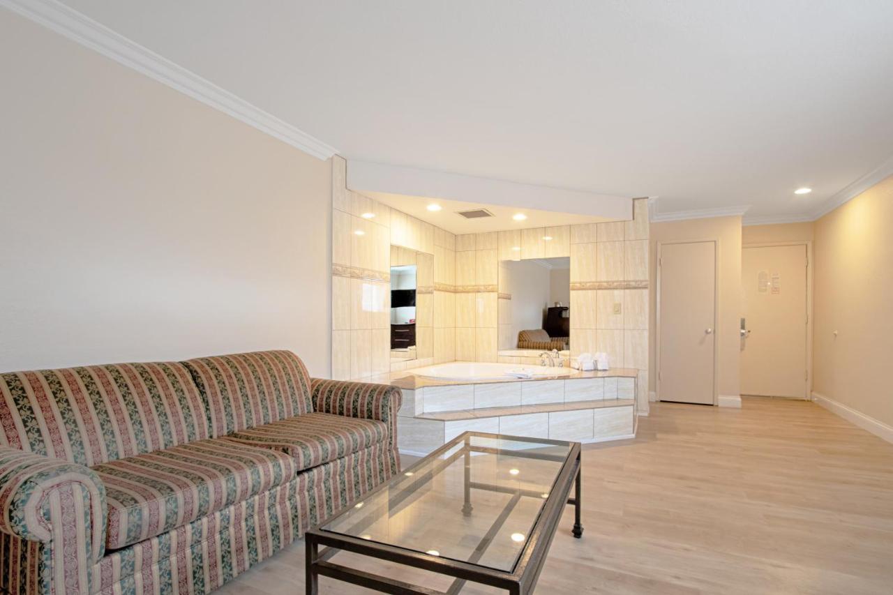 Red Roof Inn & Suites Monterey Ngoại thất bức ảnh