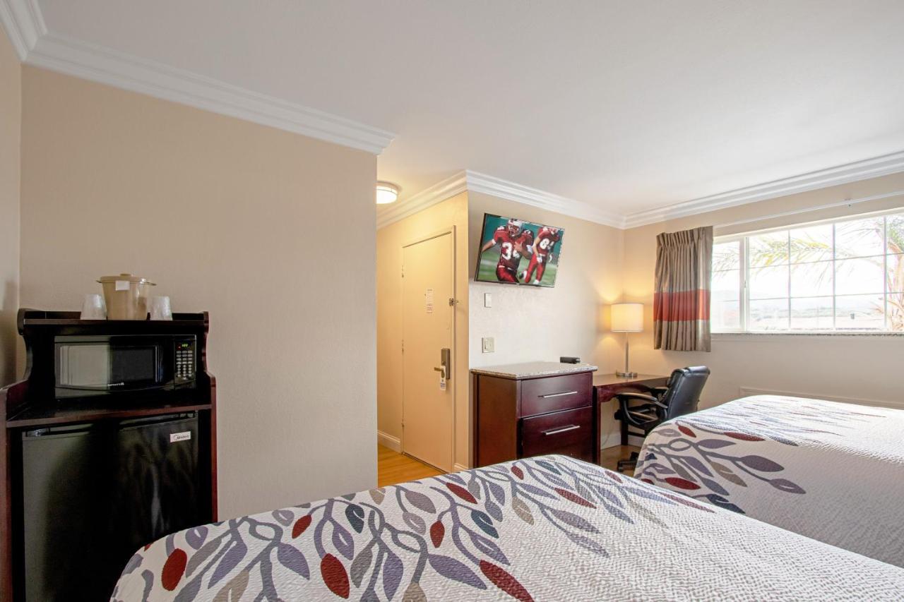 Red Roof Inn & Suites Monterey Ngoại thất bức ảnh