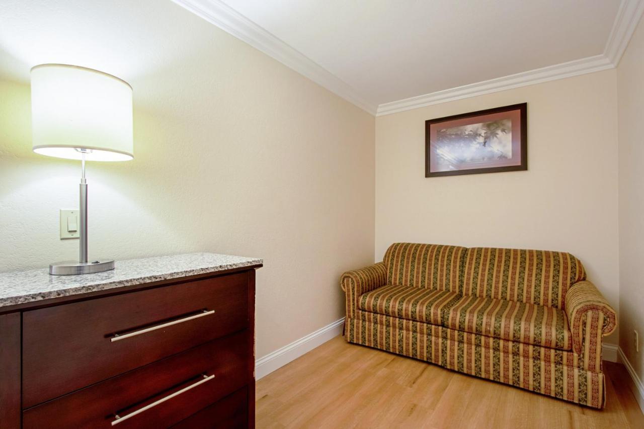 Red Roof Inn & Suites Monterey Ngoại thất bức ảnh