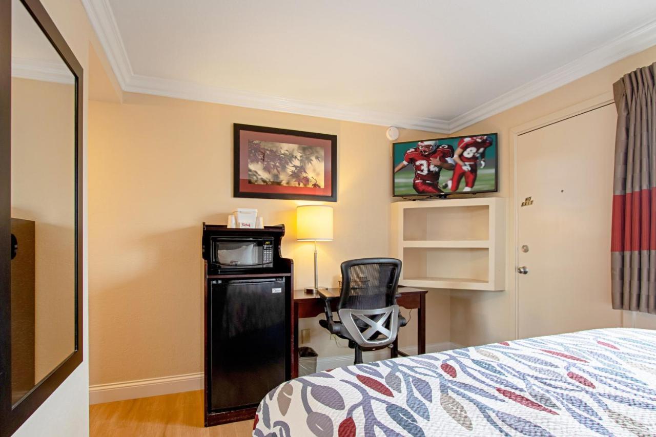 Red Roof Inn & Suites Monterey Ngoại thất bức ảnh