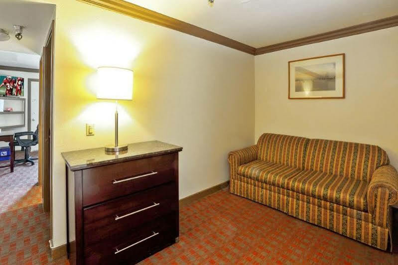 Red Roof Inn & Suites Monterey Ngoại thất bức ảnh
